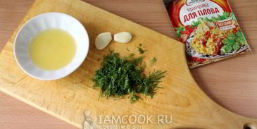 картошка-гармошка с чесноком и укропом в духовке