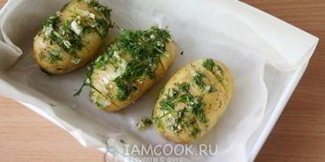 картошка-гармошка с чесноком и укропом в духовке