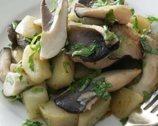 Молодой картофель с грибами и сметаной