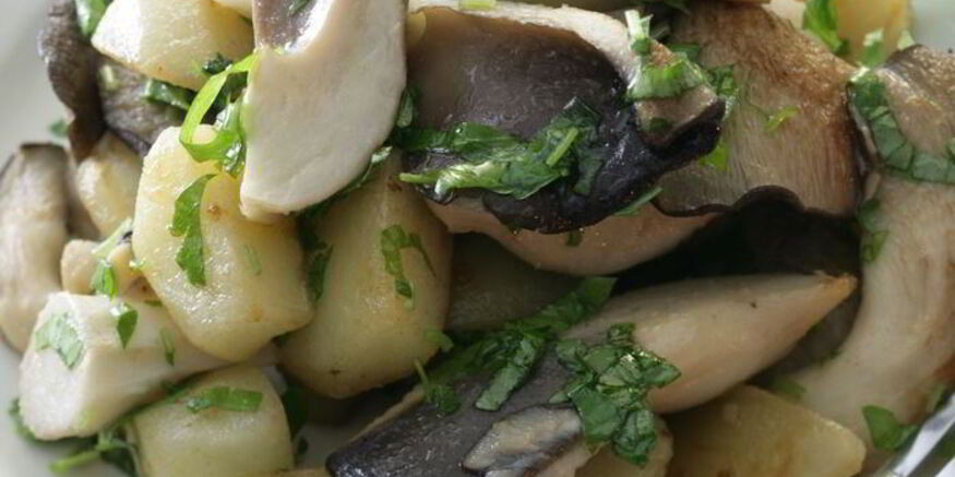 Рецепт молодого картофеля с грибами и сметаного