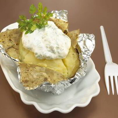 Печеный картофель с творожным сыром и зеленью