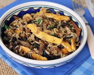 Рис с сушеными грибами, омлетом и зеленью