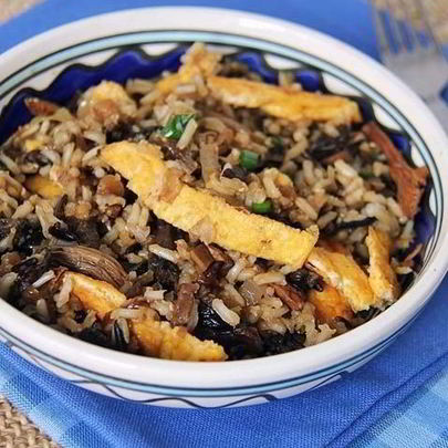 Рис с сушеными грибами, омлетом и зеленью