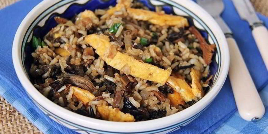 Рецепт рис с сушеными грибами, омлетом и зеленью