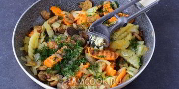 жареная картошка с грибами и луком