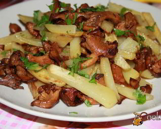 Жареный картофель с лисичками