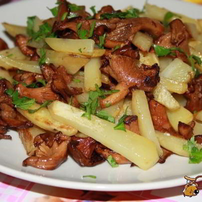 Жареный картофель с лисичками