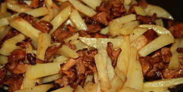 жареный картофель с лисичками
