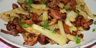 жареный картофель с лисичками