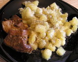 Жареный картофель с расплавленным сыром