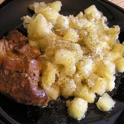 Жареный картофель с расплавленным сыром