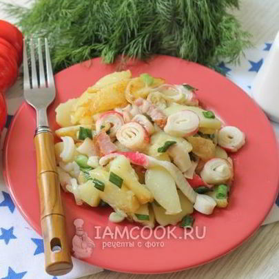 Жареный картофель с ветчиной и крабовыми палочками