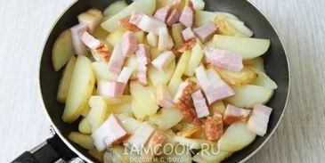 жареный картофель с ветчиной и крабовыми палочками