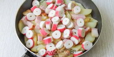 жареный картофель с ветчиной и крабовыми палочками