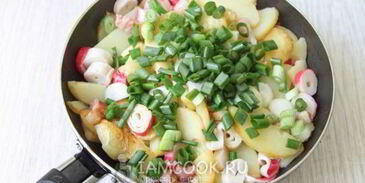 жареный картофель с ветчиной и крабовыми палочками