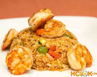 Жареный рис с креветками