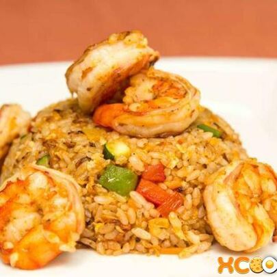 Жареный рис с креветками