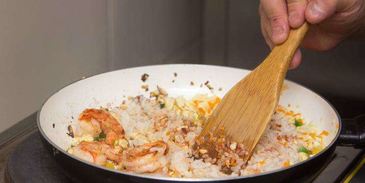 жареный рис с креветками