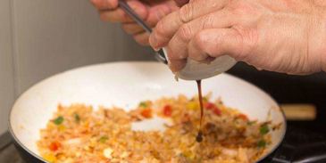 жареный рис с креветками