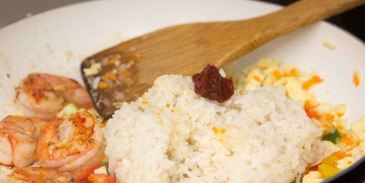 жареный рис с креветками