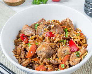 Жареный рис со свининой и грибами