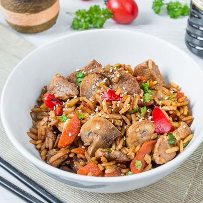Жареный рис со свининой и грибами