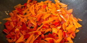 жареный рис со свининой и грибами