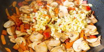 жареный рис со свининой и грибами