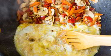 жареный рис со свининой и грибами