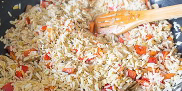 жареный рис со свининой и грибами