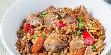 жареный рис со свининой и грибами