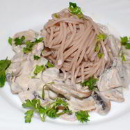 Рецепт Гречневой лапши со сливочно-грибным соусом