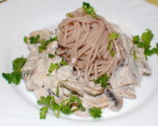 Гречневая лапша со сливочно-грибным соусом