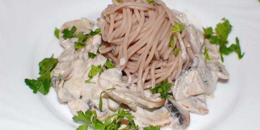 Рецепт гречневой лапши со сливочно-грибным соусом