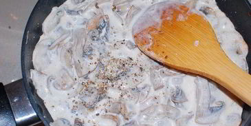 гречневая лапша со сливочно-грибным соусом