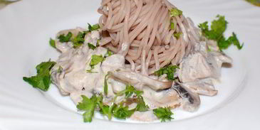 гречневая лапша со сливочно-грибным соусом