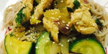 гречневая лапша соба с курицей и овощами