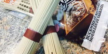 гречневая лапша соба с курицей и овощами