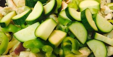 гречневая лапша соба с курицей и овощами