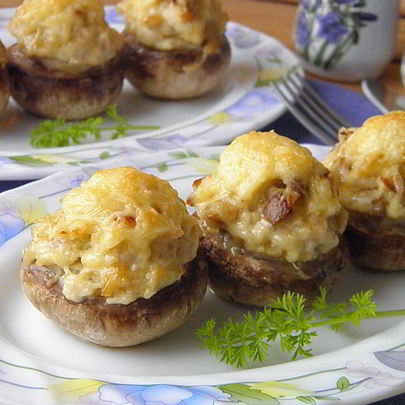 Фаршированные шампиньоны в духовке с сыром