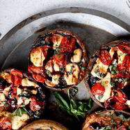 Рецепт Королевских шампиньонов запеченных с черри и моцареллой