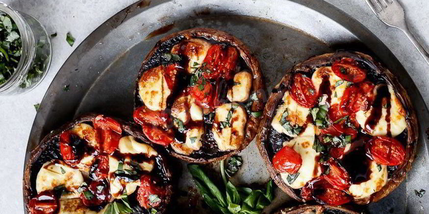 Рецепт королевских шампиньонов запеченных с черри и моцареллой