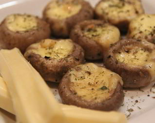 Шампиньоны с сулугуни