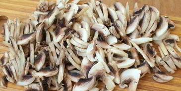 шампиньоны в сливочном соусе