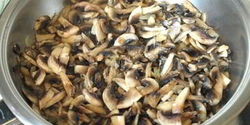 шампиньоны в сливочном соусе