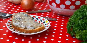 шампиньоны в сливочном соусе