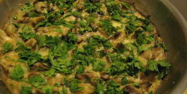 шампиньоны запеченные под сметанно-сырным соусом