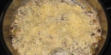 шампиньоны запеченные под сметанно-сырным соусом