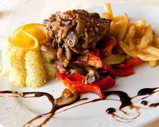 Запеченные лесные грибы с чесноком, ворчестерским соусом и тимьяном