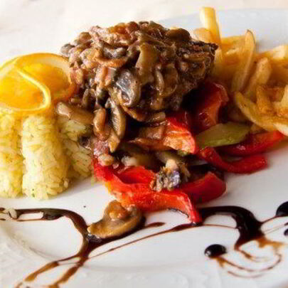 Запеченные лесные грибы с чесноком, ворчестерским соусом и тимьяном